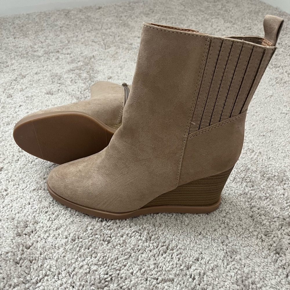 Super cute NWT Taupe wedge heel, high ankle/mid calf bootie Size 6